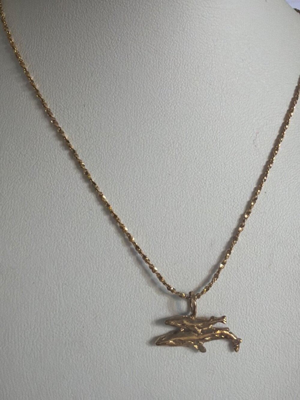 Gold Tone Twist Chain Necklace Killer Whale Pendant Orca Mother Baby Texture 18"